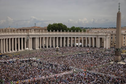 Fieles y turistas en la plaza de San Pedro del Vaticano, este domingo.