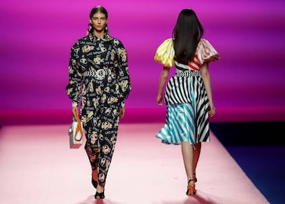 Dos modelos desfilan con diseños de la colección de María Escoté para Primavera/Verano 2019-