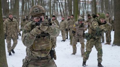 Voluntarios del ejército ucranio entrenan en un parque de Kiev