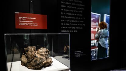 Las botas de un soldado republicano, rescatadas de una fosa común exhumada, muestra de la exposición inaugurada este en la librería Blanquerna (Madrid).