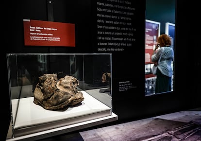 Las botas de un soldado republicano, rescatadas de una fosa común exhumada, muestra de la exposición inaugurada este en la librería Blanquerna (Madrid).