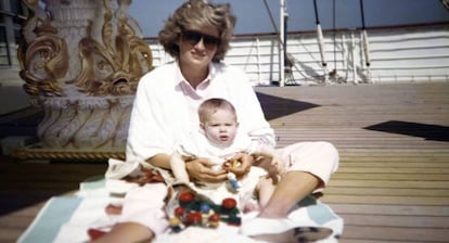 Diana de Gales con el príncipe Enrique.