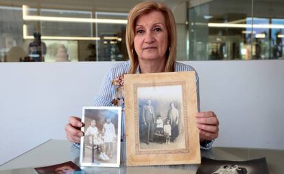 Bartolomea Riera sostiene una foto en la que aparecen su abuela Margalida y su abuelo Antoni junto a sus dos hijas, Francisca y Antonia.