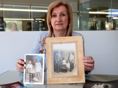 Bartolomea Riera sostiene una foto en la que aparecen su abuela Margalida y su abuelo Antoni junto a sus dos hijas, Francisca y Antonia.