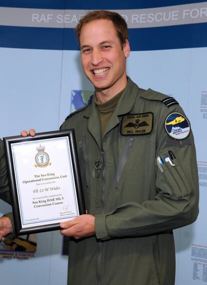Guillermo de Inglaterra recibe el diploma que lo reconoce como piloto de rescate, el 17 de septiembre de 2010