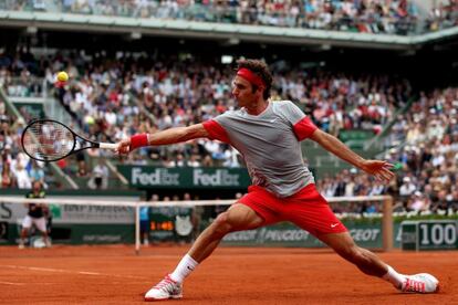 Roger Federer intenta recuperar una bola ante Gulbis.