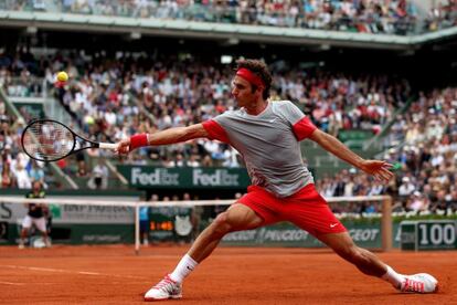 Roger Federer intenta recuperar una bola ante Gulbis. 