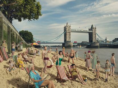 <br><b>Bañistas en Tower Bridge (Puente de la Torre).</b><br>En su día fue uno de los lugares más populares para darse un baño en las horas en las que la marea estaba baja. La imagen se inspira en una fotografía de los años cincuenta. Tower Beach, como se conocía el lugar, cerró en 1971 debido a la pobre calidad del agua.<p> Hace ya tiempo que surgió la fascinación de Julia Fullerton-Batten por el Támesis. Comenzó cuando siendo una adolescente se trasladó a vivir a Oxford, allí donde el río cambia su nombre por el de una diosa egipcia, Isis. En la actualidad, la fotógrafa alemana reside en Londres, a pocos metros del cauce. Desde allí, observa cómo las mareas y las estaciones hacen cambiar el aspecto de sus aguas, que durante siglos han servido de arteria principal para la comunicación, el transporte y la alimentación de la ciudad y de otros siete condados de Inglaterra. A lo largo de sus 346 kilómetros, desde su nacimiento al noreste de la ciudad, en los Cotswolds, hasta su desembocadura, en el mar del Norte, el río ha sido escenario de una gran variedad de historias. Sirven de inspiración para el último proyecto de la artista, Old Father Thames (Viejo Padre Támesis), titulado con el apodo que los ingleses utilizan para referirse a su caudal. La obra de la autora sorprende nuevamente por su habilidad para reconstruir minuciosamente inquietantes escenografías con aires cinematográficos. Ricas en detalles, mantienen una escrupulosa fidelidad al espíritu del tiempo que representan, fruto de la concienzuda labor de investigación llevada a cabo antes de recrear cada escenario. Así, componen una oda visual al Viejo Padre que incluye extraordinarias historias reales y otras imaginarias. Relatos que tratan sobre la vida, pero también sobre muerte. Algunas llevan nombre propio y se remontan a tiempos pasados, como la del fallido suicidio de la escritora y protofeminista Mary Wollstonecraft, o la escenificación de dos obras pictóricas prerrafaelistas: Ofelia, de John Everett Millais, y La dama de Shalott, de John William Waterhouse. <p> La obra de Fullerton-Batten se exhibe en la galería <a href=https://camaraoscura.net//><b><u>Cámara oscura de Madrid</a></b></u>.