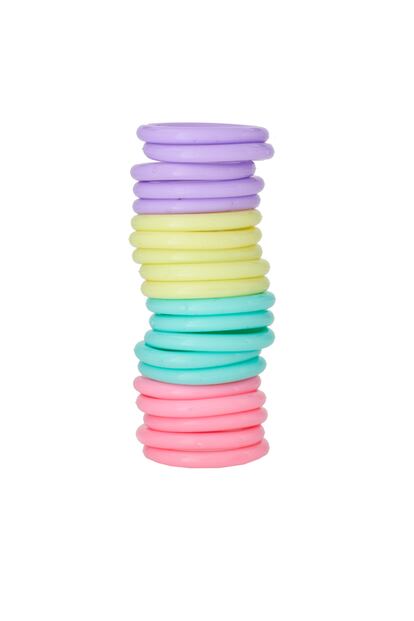 Juego de 20 anillos de plástico en colores pastel. De Asos Collection. Precio: 6,73 euros