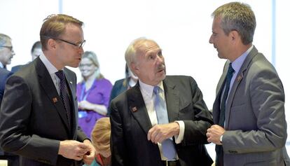 Desde la izquierda, el presidente del Bundesbank, Jens Weidmann; el gobernador del Banco Central de Austria, Ewald Nowotny; y el ministro de Finanzas de Austria, Hartwig Loeger, este viernes en Viena.