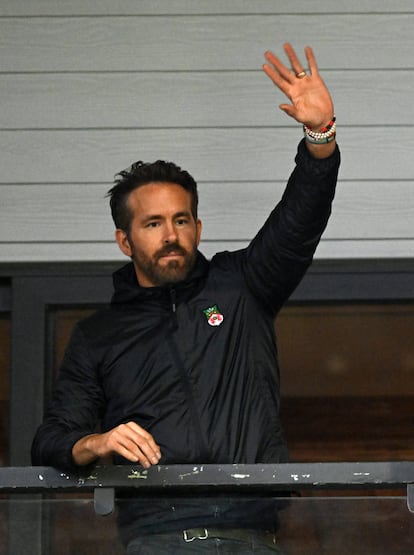 El actor canadiense Ryan Reynolds y su amigo y también intérprete Rob McElhenney (del programa 'Colgado en Filadelfia') compraron el club de fútbol galés Wrexham AFC en 2020. En ese momento, el Wrexham se encontraba en los últimos puestos de la quinta división del fútbol británico. En el documental 'Welcome to Wrexham' los dos explican por qué decidieron apostar por un club de tan bajo nivel, algo que no entendieron sus seguidores al principio. “Es una historia sobre el que se espera que pierda” y sobre "la conexión entre el club y la comunidad", afirma Reynolds en el metraje. Sus esfuerzos fueron fructíferos: en 2021, un año después de la compra, Wrexham acabó en segundo lugar de la liga y este 2023 ha ganado el campeonato. Una victoria con la que han subido hasta la cuarta división de clubes del Reino Unido. 