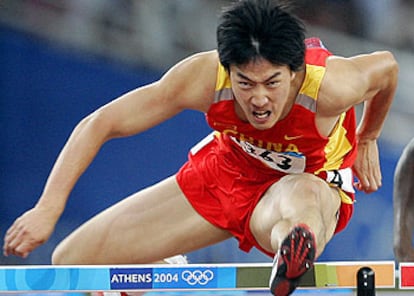 El chino  Xiang Liu salta el último obstáculo antes de proclamarse campeón en la prueba de 110 metros vallas.