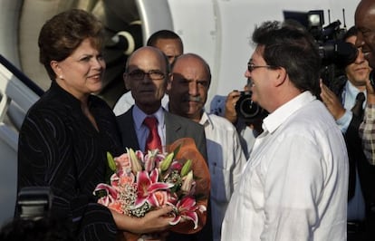 Dilma Rousseff, al llegar a Cuba, junto al Ministro de Exteriores cubano, Bruno Rodríguez (con gafas y camisa blanca).