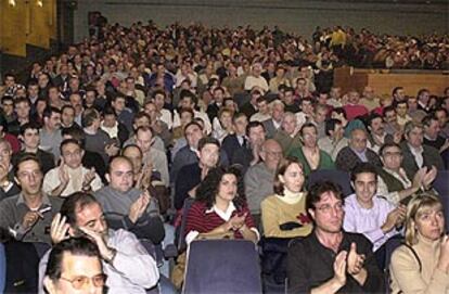 Los trabajadores, durante la reunión mantenida anoche.