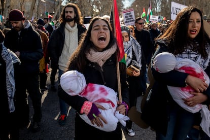 Participantes en la concentración en apoyo a Palestina, este sábado por las calles de Madrid. 