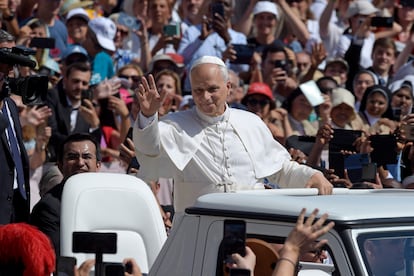 León XIV saluda desde el 'papamóvil' durante la canonización de Carlo Acutis, en la plaza de San Pedro del Vaticano el pasado 7 de septiembre.