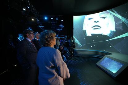 Manuela Carmena visita la exposición del 40º aniversario de EL PAÍS en el Palacio de Cibeles.