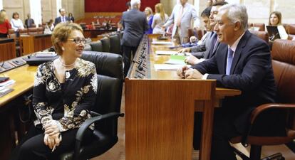 Carmen Martínez Aguayo y Javier Arenas, en el Parlamento.