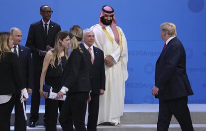 Donald Trump, a la derecha, camina frente al príncipe saudí Mohammed bin Salman (arriba a la derecha), Michel Temer y Vladimir Putin, el 30 de noviembre de 2018.