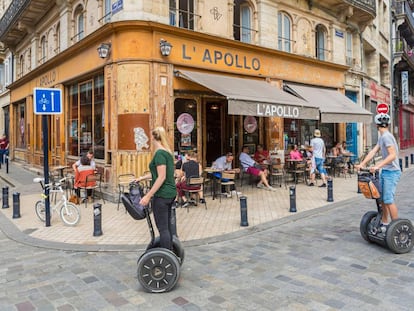 El bar Apollo, abierto en 1997, en una de las esquinas de la plaza Fernand Lafargue, en el distrito de Grosse Cloche, en Burdeos.