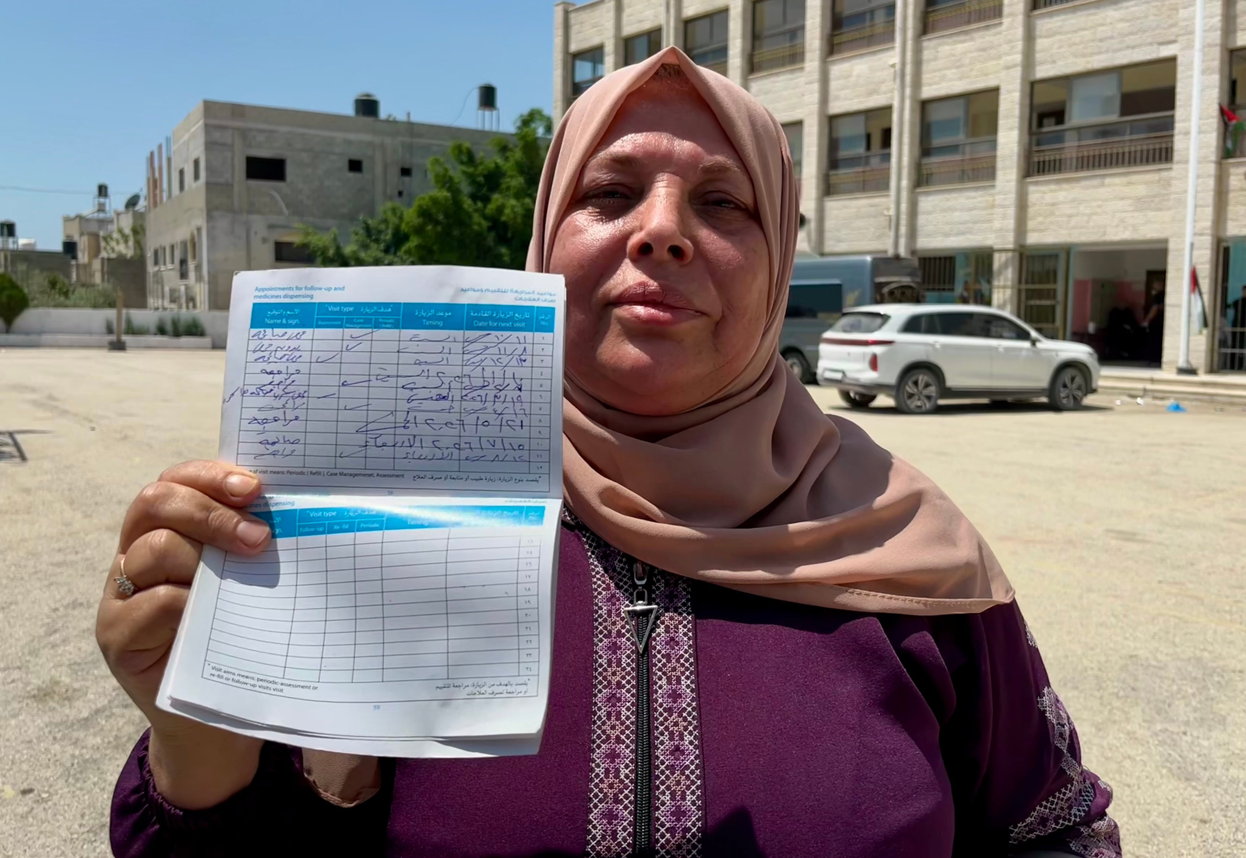 Basma Yamdat muestra su cartilla.