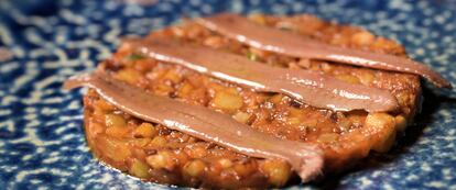 Detalle de caponata con anchoa del chef César Martín, del restaurante Lakasa.