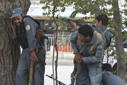 Policías afganos disparan contra un edificio en el que se refugiaron varios talibanes tras el ataque a la <i>zona verde</i> de Kabul.