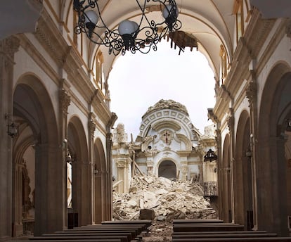 Interior de la iglesia de Santiago, en Lorca, destruida por el terremoto de 2011