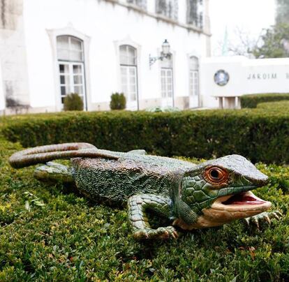 Las cerámicas naturalistas de Rafael Bordallo Pinheiro son las protagonistas del jardín del mismo nombre, donde se pueden ver gigantescos lagartos y fuentes con caballitos de mar, cangrejos y mejillones.