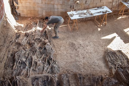 Exhumación de la fosa común de Pico Reja, en el cementerio de San Fernando (Sevilla), el 2 de junio.