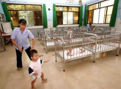 Una cuidadora en el orfanato de la localidad vietnamita de Ho Chi Minh, donde la actriz ha adoptado al niño de tres años y medio.