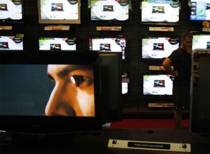 Televisores con TDT incorporado en una tienda de electrodomésticos.