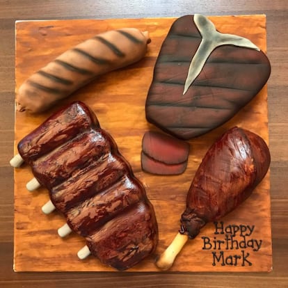 Con esta imagen Mark Zuckerberg agradeció a sus compañeros la tarta que le obsequiaron: "Mi equipo me ha dado por mi cumpleaños una tarta en forma de carne, costillas y salchichas", escribió en su perfil público de Facebook. El fundador de la red social añadió que el detalle le "sacó una sonrisa" y que se sentía muy agradecido por celebrar su 33 cumpleaños con ellos.