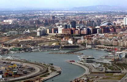 Vista a&eacute;rea del puerto de Valencia.