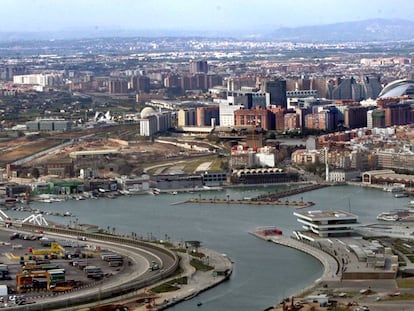 Vista a&eacute;rea del puerto de Valencia.