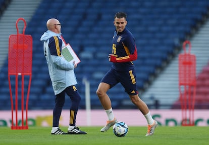 Dani Ceballos y Luis de la Fuente en el entrenamiento de la selección este lunes en Hampden Park.