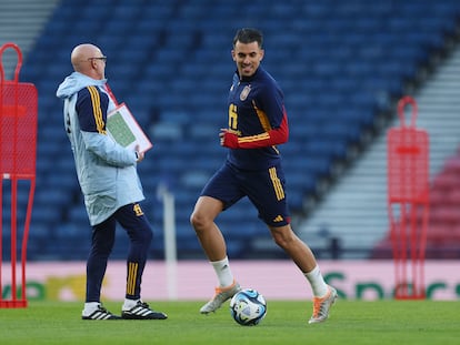 Dani Ceballos y Luis de la Fuente en el entrenamiento de la selección este lunes en Hampden Park.