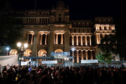 Simpatizantes de Cristina Kirchner se manifiestan a las afueras del Palacio de Justicia de Argentina.