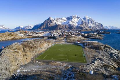 El estadio del Henninsvaer FC, en las Islas Lofoten (Noruega).