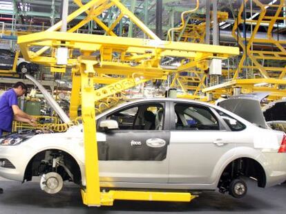 Un operario en la factor&iacute;a de Ford en Almussafes.