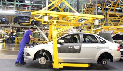 Un operario en la factoría de Ford en Almussafes.