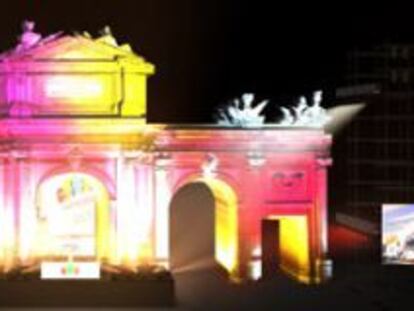 Recreación virtual del escenario y las pantallas gigantes en la Puerta de Alcalá desde donde se podrá seguir la designación de la ciudad olímpica.