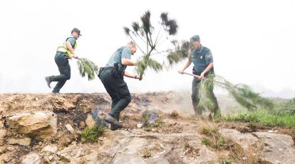 Agentes de la Guardia Civil en un incendio en Pazos de Borbén.