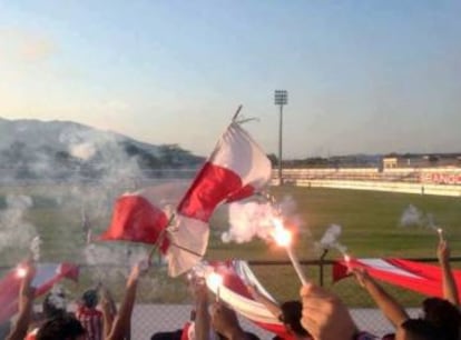 Torcida do Bangu festeja com sinalizadores em Moça Bonita.