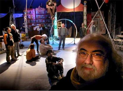 Rafael Pla, director del Circo Gran Fele, junto a varios de los artistas en una imagen de 2009.