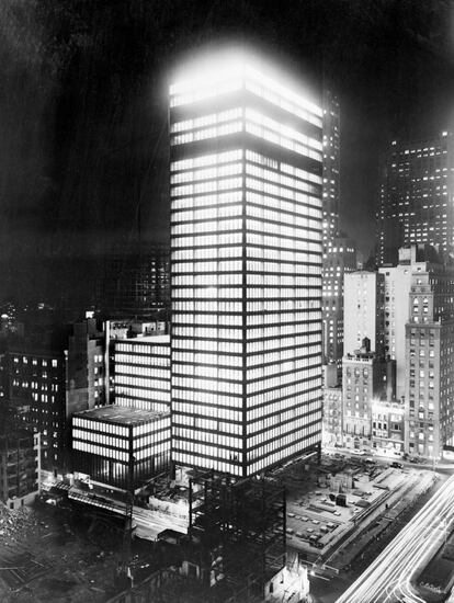 El rascacielos Seagram, situado en el 375 de Park Avenue y con 38 plantas, brilla en la noche de Manhattan, en una imagen de noviembre de 1957.