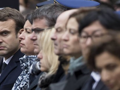 Emmanuel Macron este martes en el homenaje por el polic&iacute;a muerto en los Campos El&iacute;seos. 
 