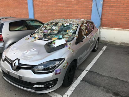 Vista de un coche de la Guardia Civil con pegatinas a favor del referéndum y con la luna rota.