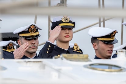 La Princesa Leonor durante su embarque en el buque Juan Sebastián de Elcano, en el puerto de Cádiz. 