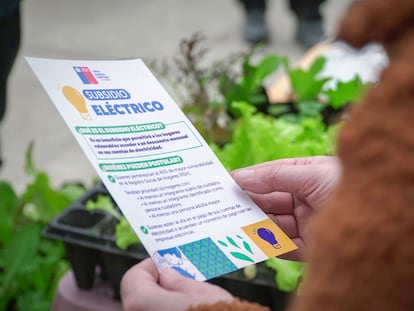 Una persona sostiene un panfleto con información del Subsidio Eléctrico de Chile, este 17 de junio.